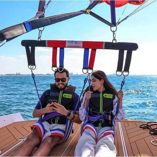 Enjoy parasailing in dubai jumeirah beach